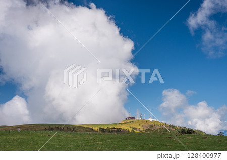 巨大な雲と並ぶ王ヶ頭ホテルの風景 128400977