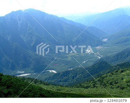 Panoramic view of Kamikochi / 西穂高岳の稜線尾根から眺める盛夏の上高地 Panoramic view of Kamikochi / 西穂高岳の稜線尾根から眺める盛夏の上高地 128401079
