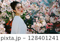 桜に囲まれた美しい日本人女性ポートレート 128401241