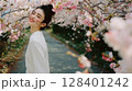 桜に囲まれた美しい日本人女性ポートレート 128401242