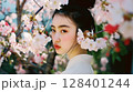 桜に囲まれた美しい日本人女性ポートレート 128401244