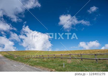 美ヶ原高原の清涼な風景 128401270