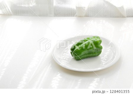 水滴のついたピーマン 水滴のついたピーマン 128401355