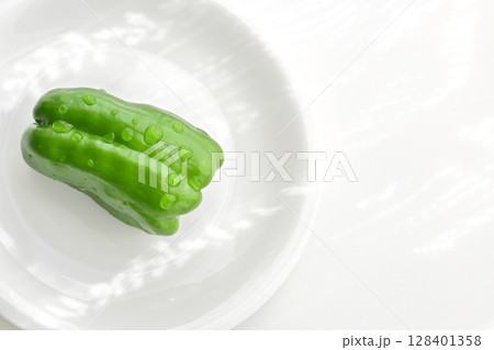 水滴のついたピーマン 128401358