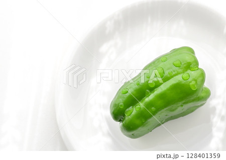水滴のついたピーマン 水滴のついたピーマン 128401359
