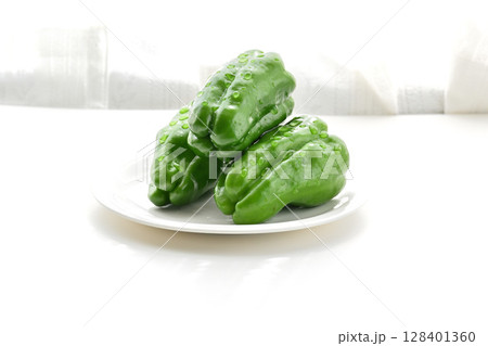 水滴のついたピーマン 水滴のついたピーマン 128401360