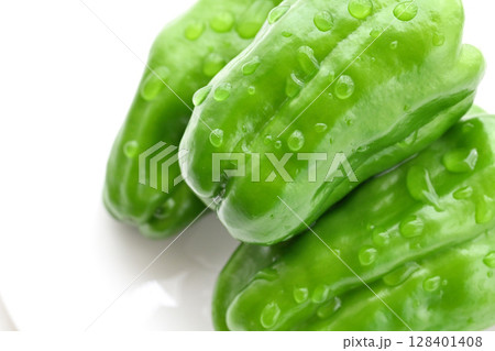 水滴のついたピーマン 128401408
