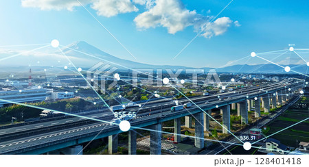 高速道路のドローン空撮風景とデジタルテクノロジーのコンセプト バナー・広告向け横長ビジュアル 高速道路のドローン空撮風景とデジタルテクノロジーのコンセプト バナー・広告向け横長ビジュアル 128401418