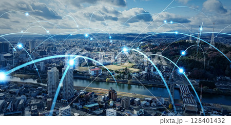 現代都市のドローン空撮風景と通信ネットワークのコンセプト バナー・広告向け横長ビジュアル 現代都市のドローン空撮風景と通信ネットワークのコンセプト バナー・広告向け横長ビジュアル 128401432