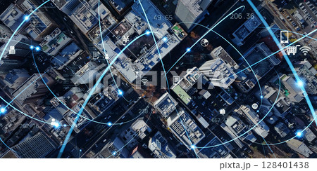 現代都市の真俯瞰ドローン空撮風景と通信ネットワークのコンセプト　バナー・広告向け横長ビジュアル 128401438