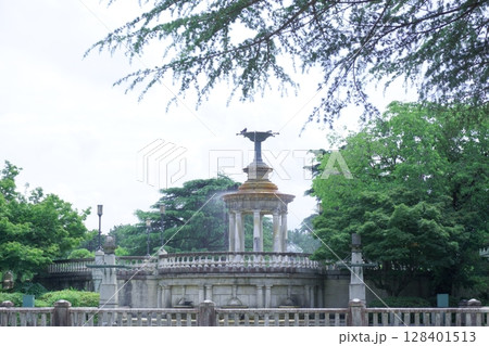 噴水のある公園 鶴舞公園 噴水塔 噴水のある公園 鶴舞公園 噴水塔 128401513