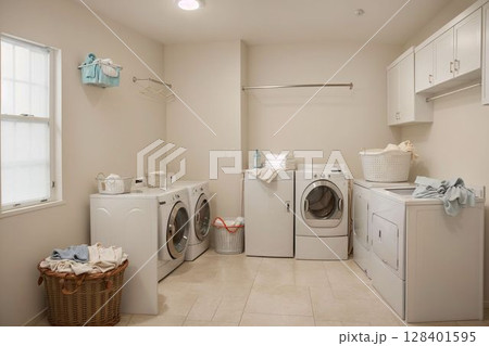ホテルの部屋にある洗濯機 128401595