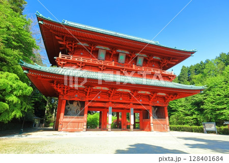 【和歌山県】快晴の高野山の大門 128401684