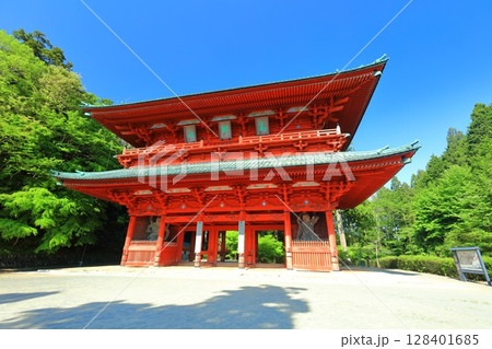 【和歌山県】快晴の高野山の大門 【和歌山県】快晴の高野山の大門 128401685