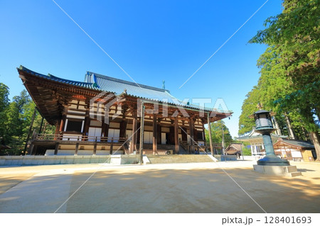 【和歌山県】快晴の高野山の壇上伽藍の金堂 128401693
