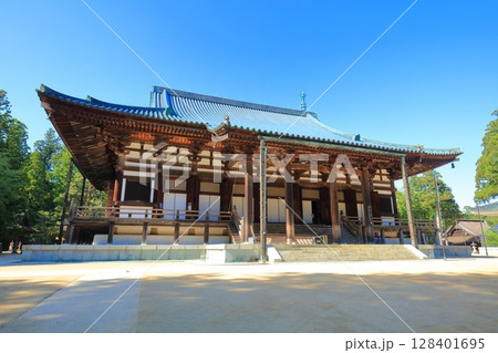 【和歌山県】快晴の高野山の壇上伽藍の金堂 128401695