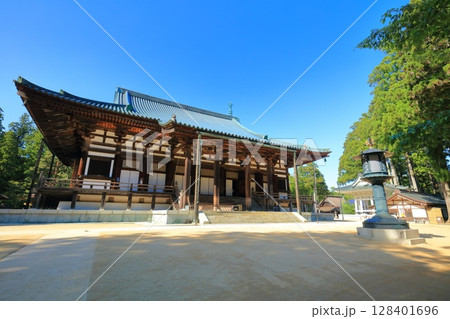 【和歌山県】快晴の高野山の壇上伽藍の金堂 128401696
