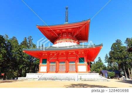 【和歌山県】快晴の高野山の壇上伽藍の根本大塔 【和歌山県】快晴の高野山の壇上伽藍の根本大塔 128401698