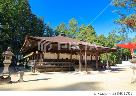 【和歌山県】快晴の高野山の壇上伽藍の御影堂 128401705