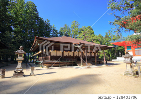 【和歌山県】快晴の高野山の壇上伽藍の御影堂 128401706