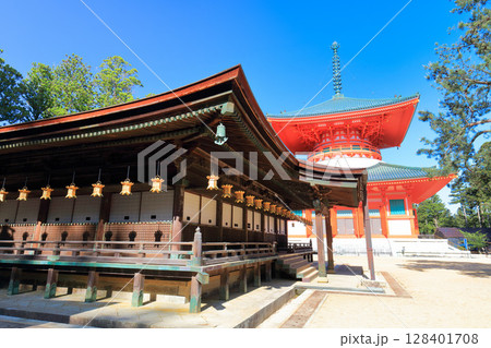 【和歌山県】快晴の高野山の壇上伽藍の根本大塔と御影堂 128401708