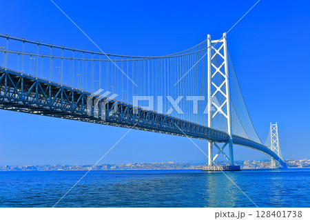 【兵庫県】快晴の明石海峡大橋 128401738