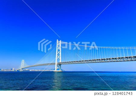 【兵庫県】快晴の明石海峡大橋 128401743