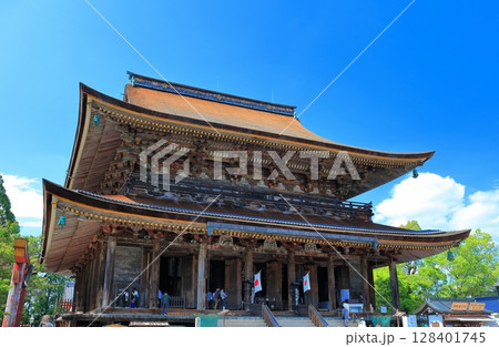 【奈良県】晴天の金峯山寺の蔵王堂 【奈良県】晴天の金峯山寺の蔵王堂 128401745