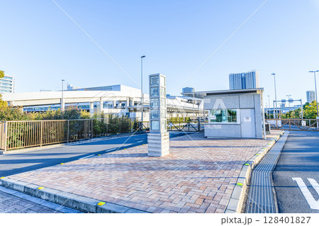 東京都江東区 各地から集められた様々な青果を取り扱う豊洲市場青果棟 東京都江東区 各地から集められた様々な青果を取り扱う豊洲市場青果棟 128401827