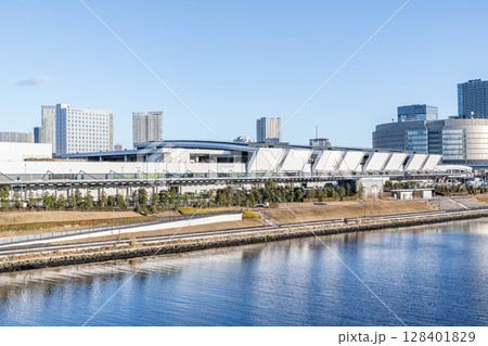 東京都江東区 各地から集められた様々な青果を取り扱う豊洲市場青果棟 東京都江東区 各地から集められた様々な青果を取り扱う豊洲市場青果棟 128401829