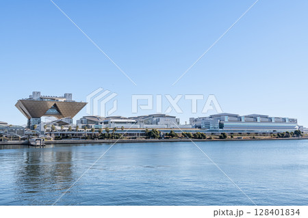 東京都江東区　快晴の東京ビッグサイト（東京国際展示場） 128401834