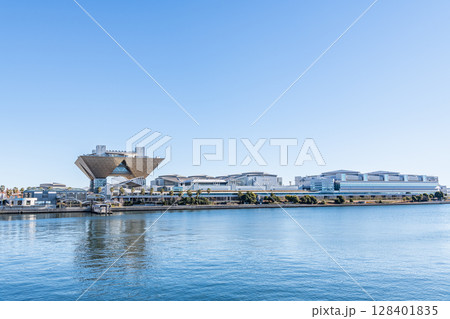 東京都江東区　快晴の東京ビッグサイト（東京国際展示場） 128401835
