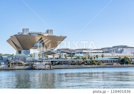 東京都江東区　快晴の東京ビッグサイト（東京国際展示場） 128401836