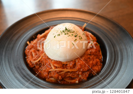 ミートソースパスタのブッラータチーズのせ 128401847