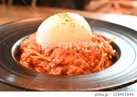 ミートソースパスタのブッラータチーズのせ 128401849