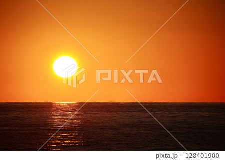 朝日が昇る 128401900