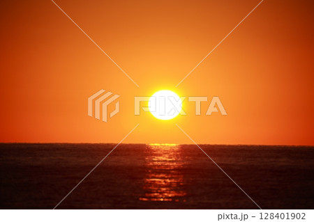 朝日が昇る 128401902
