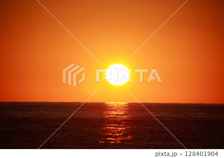 朝日が昇る 128401904