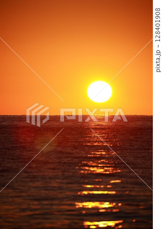 朝日が昇る 朝日が昇る 128401908