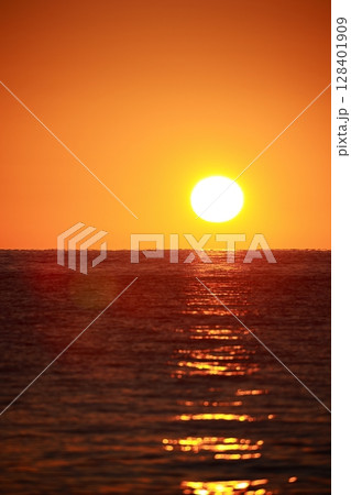朝日が昇る 128401909