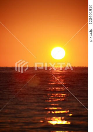 朝日が昇る 128401916