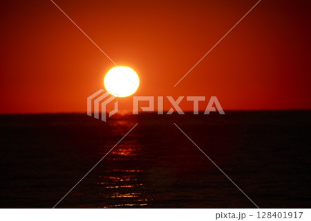 朝日が昇る 128401917