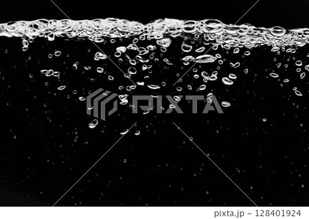 黒の背景に水中に舞い上がるたくさんの気泡. 128401924