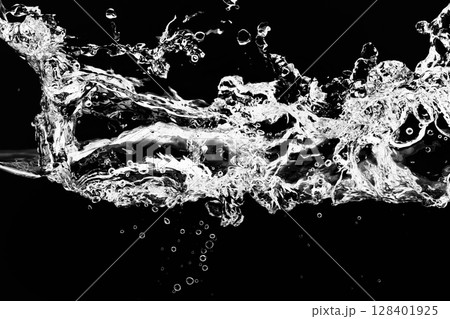 黒の背景に水面に浮上する気泡. 128401925