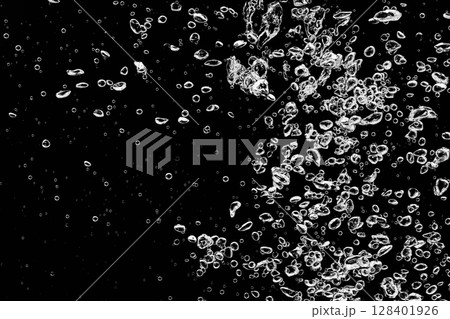 黒の背景に水中に舞い上がるたくさんの気泡. 黒の背景に水中に舞い上がるたくさんの気泡. 128401926