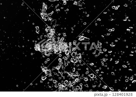 黒の背景に水中に舞い上がるたくさんの気泡. 黒の背景に水中に舞い上がるたくさんの気泡. 128401928