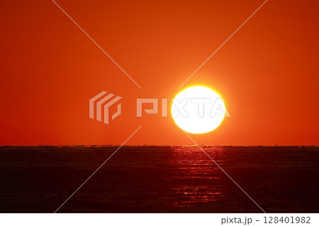 朝日が昇る 128401982