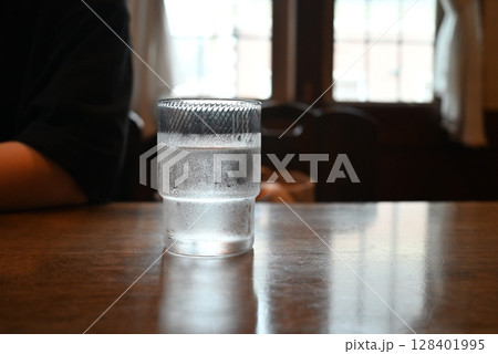 洋食店のテーブルに置かれた水 128401995