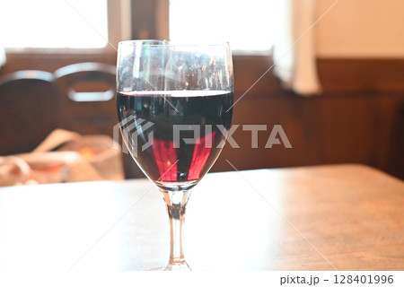 テーブルに置かれたグラスワイン 128401996