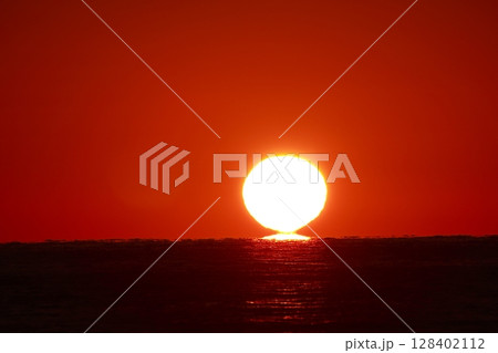 ダルマ夕日 128402112